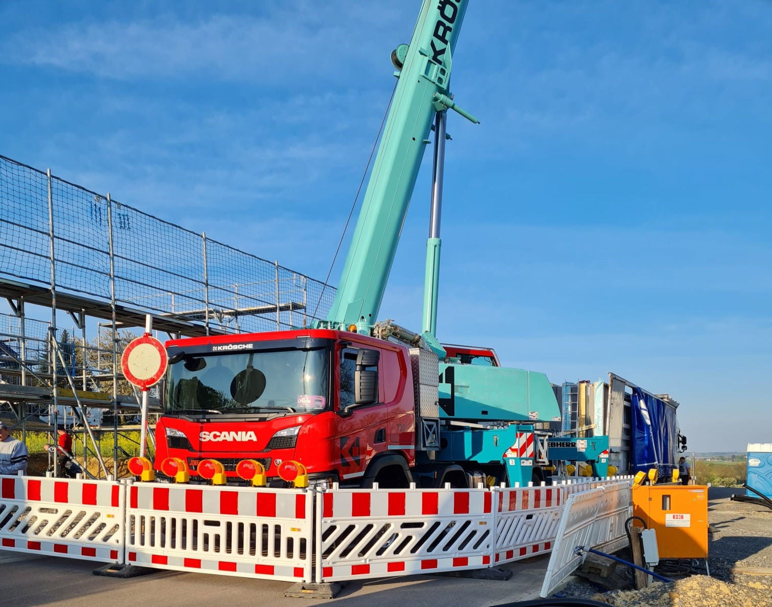 LKW-Arbeitsbühne mit Verkehrssicherung von Baustellen mit Schildern und Barken
